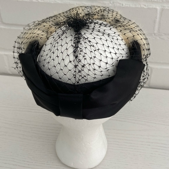 Classic Vintage Elegant Black With Cream Fox Fur Veil Halo Crown Fascinator Hat - Picture 9 of 10